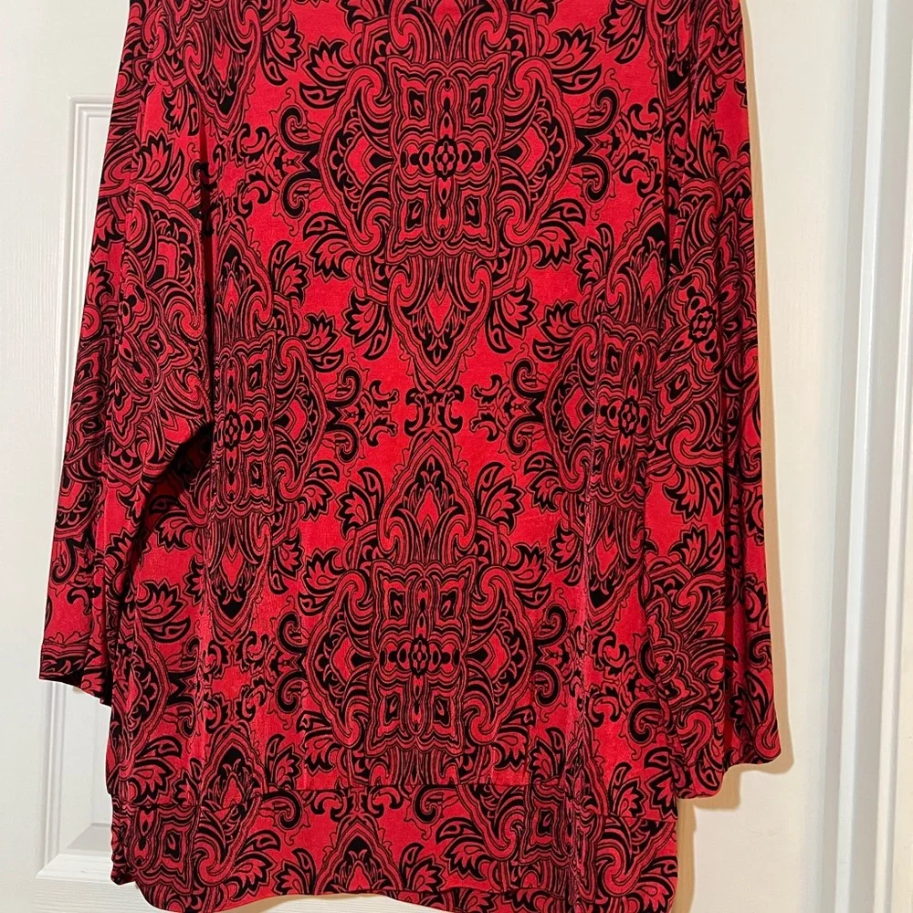 🦋 Elegant Red and Black Patterned Chicos travelers Long Sleeve Top size 2-large - Picture 5 of 5